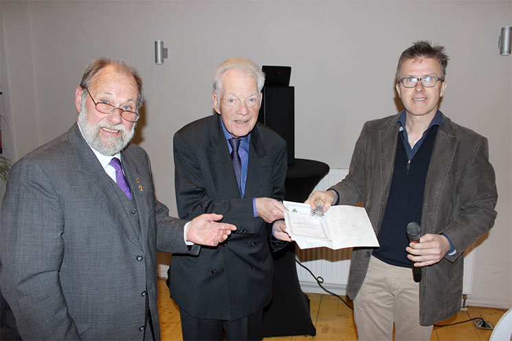 Überreichung der Silbernen Ehrennadel (v.l.): Präsident des Wiehengebirgsverbandes Ulrich Gövert, Ehrenteamsprecher Klaus Sommerhoff und Vorsitzender Josef Räkers vom Baumberge-Verein. Foto: Franz Buitmann