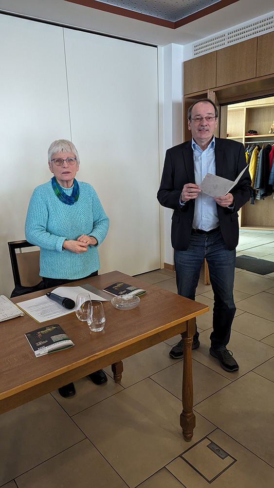 Baumberge Verein Ein Mann und eine Frau stehen an einem Tisch.