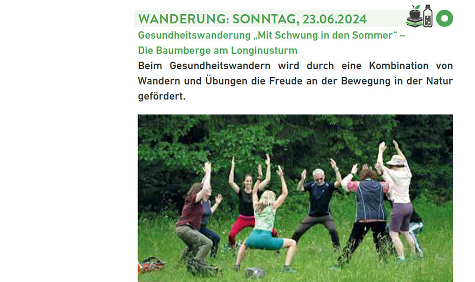 Baumberge Verein Eine Gruppe von Menschen macht Yoga im Gras.