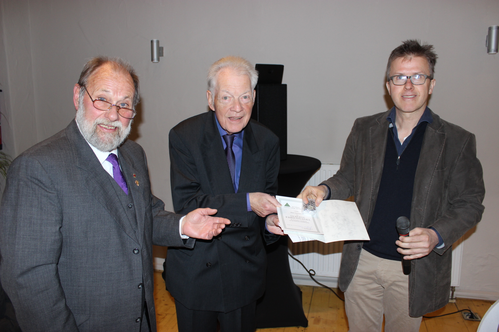 Überreichung der Silbernen Ehrennadel (v.l.): Präsident des Wiehengebirgsverbandes Ulrich Gövert, Ehrenteamsprecher Klaus Sommerhoff und Vorsitzender Josef Räkers vom Baumberge-Verein. Foto: Franz Buitmann